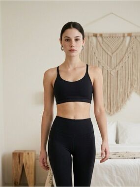 NWT FourLaps Women’s Black Vitality Sports Bra Athletic Yoga - Size M